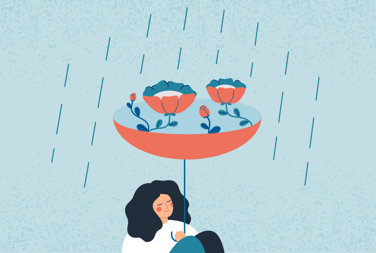 Kobieta siedzi uśmiechnięta pod odwróconym parasolem, z którego wyrastają kwiaty. Do parasola wpada padający deszcz.